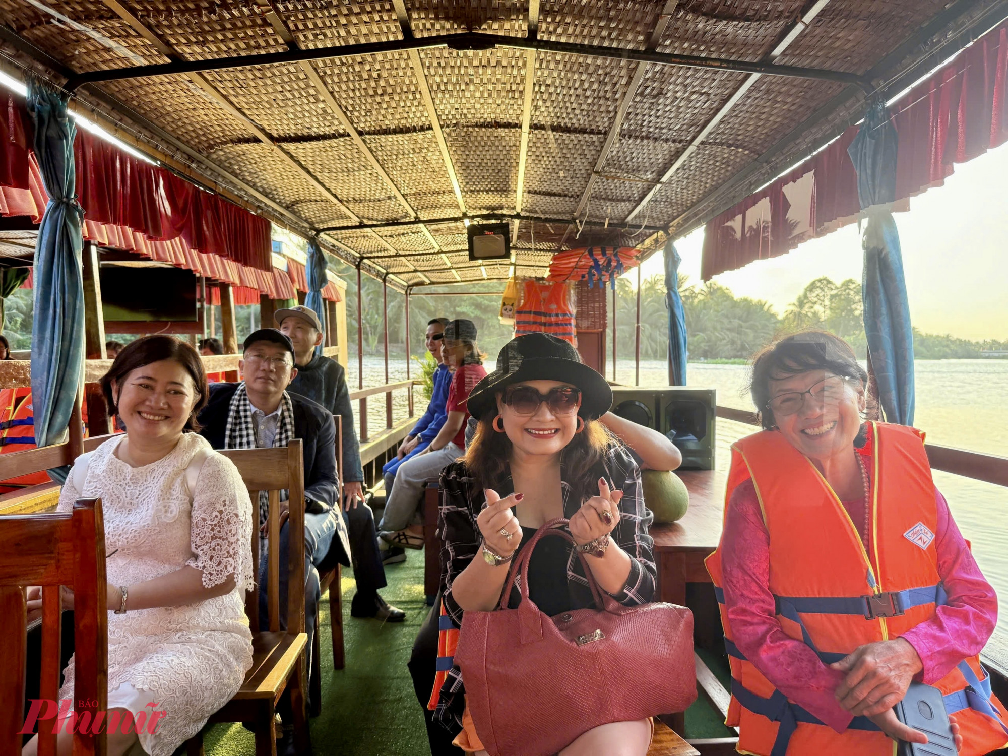 Sau khi trải nghiệm đi bộ trên đường quê ven sông, du khách sẽ đi tiếp bằng thuyền để đến các điểm đến tiếp theo. Hiện du lịch cộng đồng Nhị Hoà có khoảng 10 hộ dân tham gia ở giai đoạn 1, có các hoạt động ăn uống, trải nghiệm, homstays lưu trú...