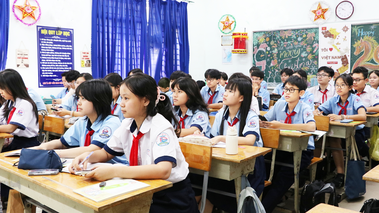 Học sinh lớp Chín Trường THCS Phước Bình (phường Phước Long) trong giờ học môn toán