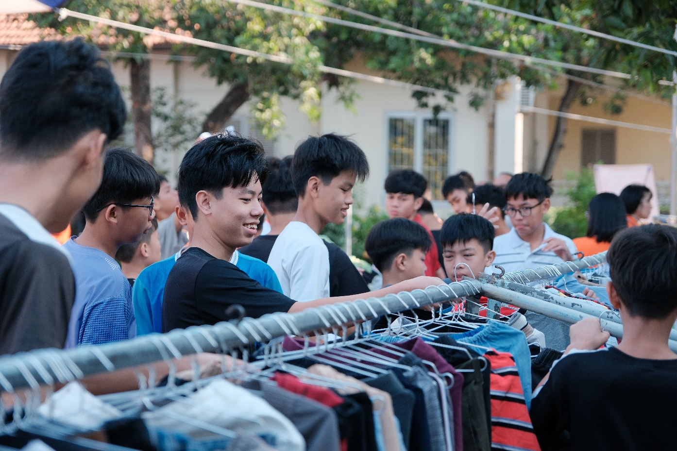 Các em tại Làng thiếu niên Thủ Đức cùng nhau “đi chợ xuân” do Quỹ Khởi Sự Từ Tâm tổ chức - Ảnh: Quỹ Khởi Sự Từ Tâm