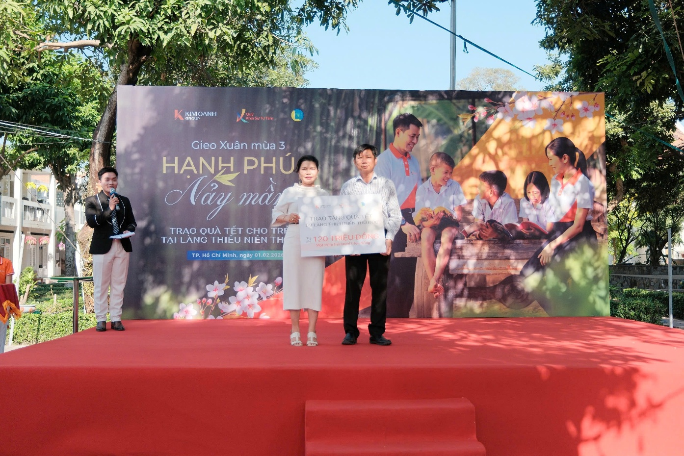 Bà Đặng Thị Kim Oanh trao quà tết cho Làng thiếu niên Thủ Đức - Ảnh: Quỹ Khởi Sự Từ Tâm