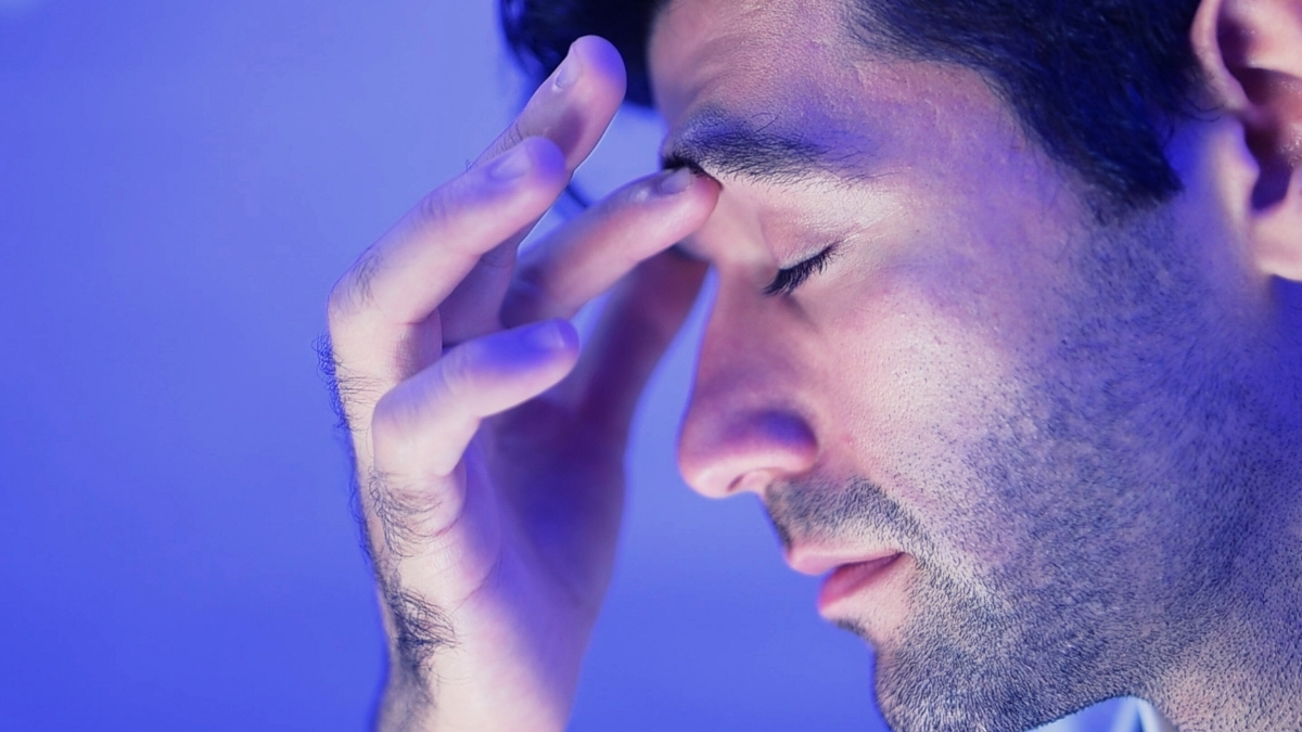 Mất ngủ khiến lớp bảo vệ quanh tế bào não bị tổn hại, dẫn đến khả năng xử lý thông tin suy giảm - Ảnh: Sunan Wongsa-nga/Getty Images