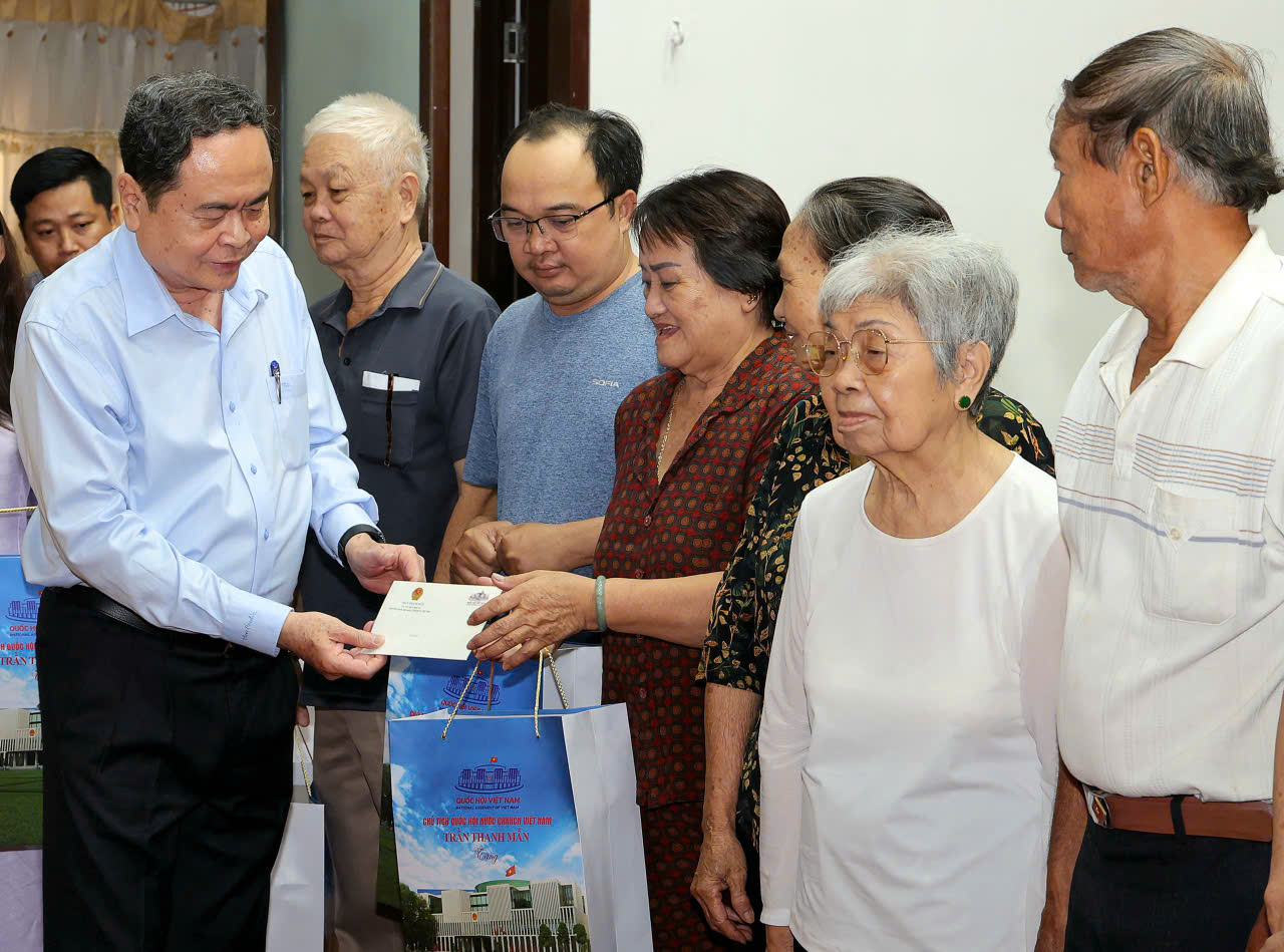 Chủ tịch Quốc hội Trần Thanh Mẫn và Đoàn công tác đã trao 100 suất quà tặng các gia đình chính sách, hộ nghèo, hộ cận nghèo và công nhân lao động trên địa bàn TP Cần Thơ.