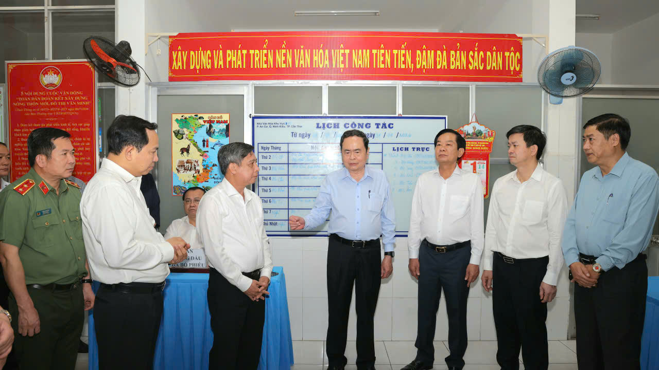 Ông Trần Thanh Mẫn - Chủ tịch Quốc hội, trao đổi với đoàn công tác và lãnh đạo TP Cần Thơ về chuẩn bị chu đáo cho cuộc bầu cử... Ảnh: Trung Phạm