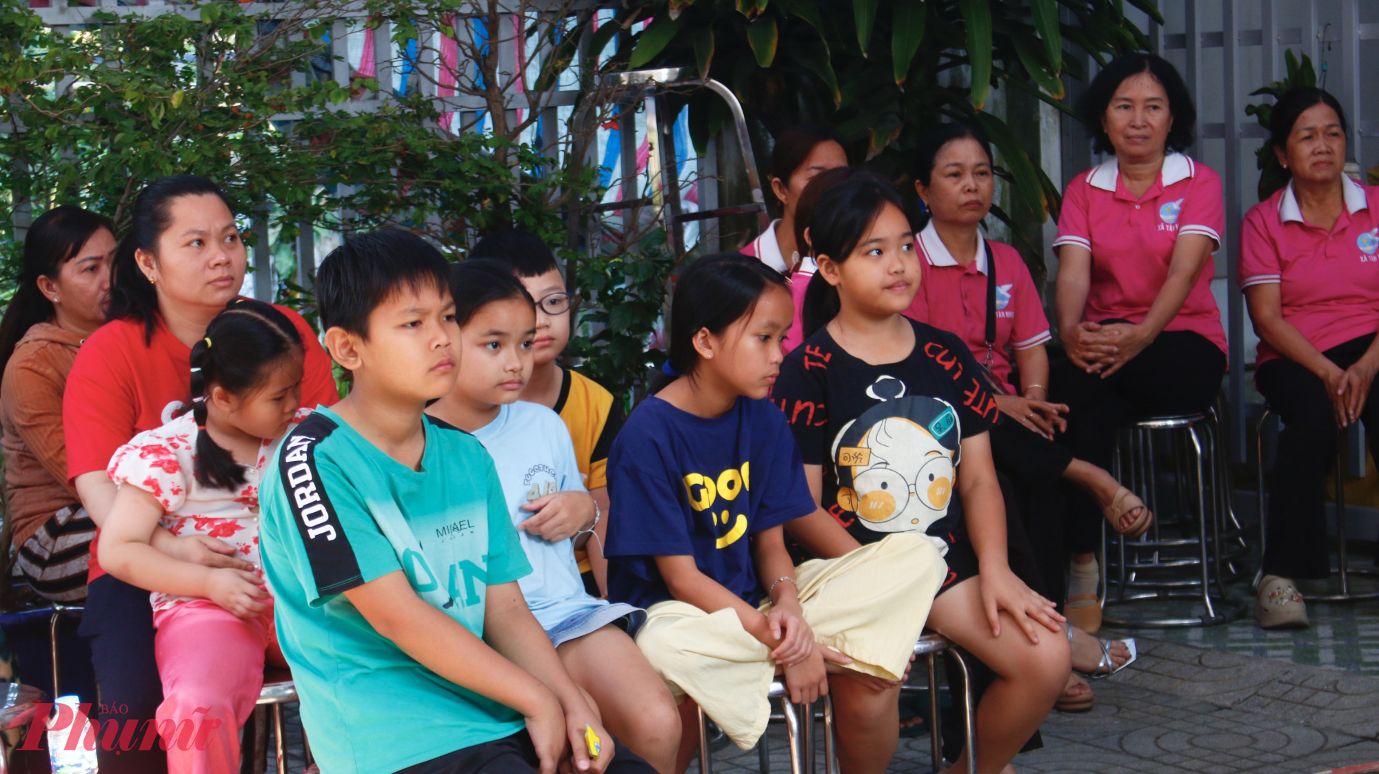 Đông đảo trẻ nhỏ, người lao động tham dự lễ ra mắt và nghe tuyền truyền từ cán bộ công an xã