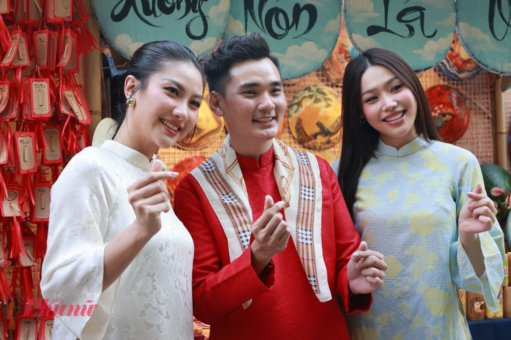 Lễ khai mạc có sự tham dự của NSND Kim Xuân, NSND Trịnh Kim Chi, NSƯT Tuyết Thu, Nghệ sĩ Nhật Kim Anh, Nghệ nhân Năm Tuyền, Hoa hậu Khánh Vân, Hoa hậu Phương Linh và Á hậu Cẩm Ly...