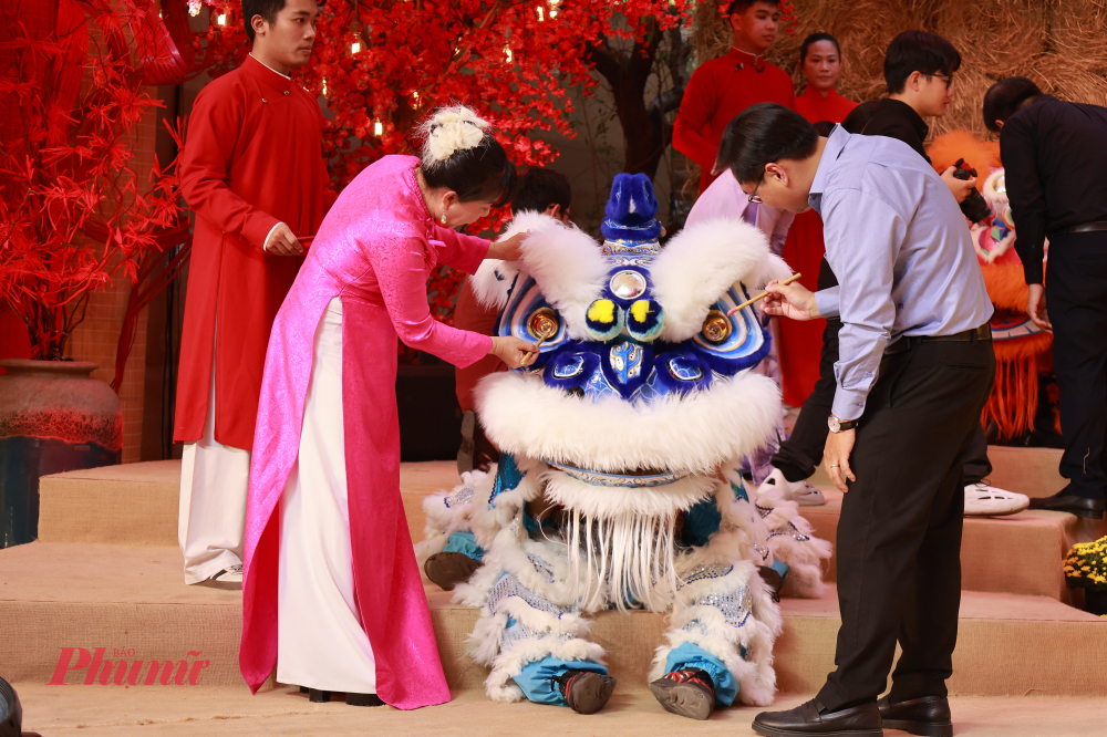 Tiết mục khai mở nhãn quan cho lân chào đón năm mới 