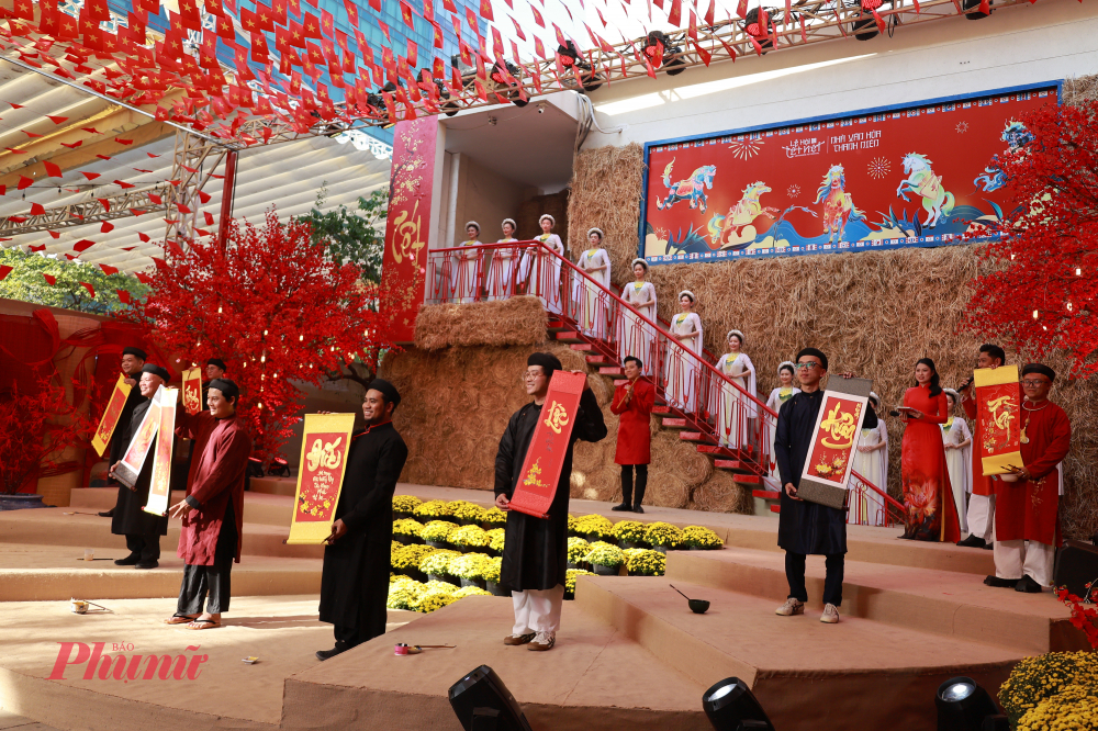 Tiết mục ông đồ cho chữ đến từ CLB Thư pháp Nét Việt Nhà VH Thanh niên