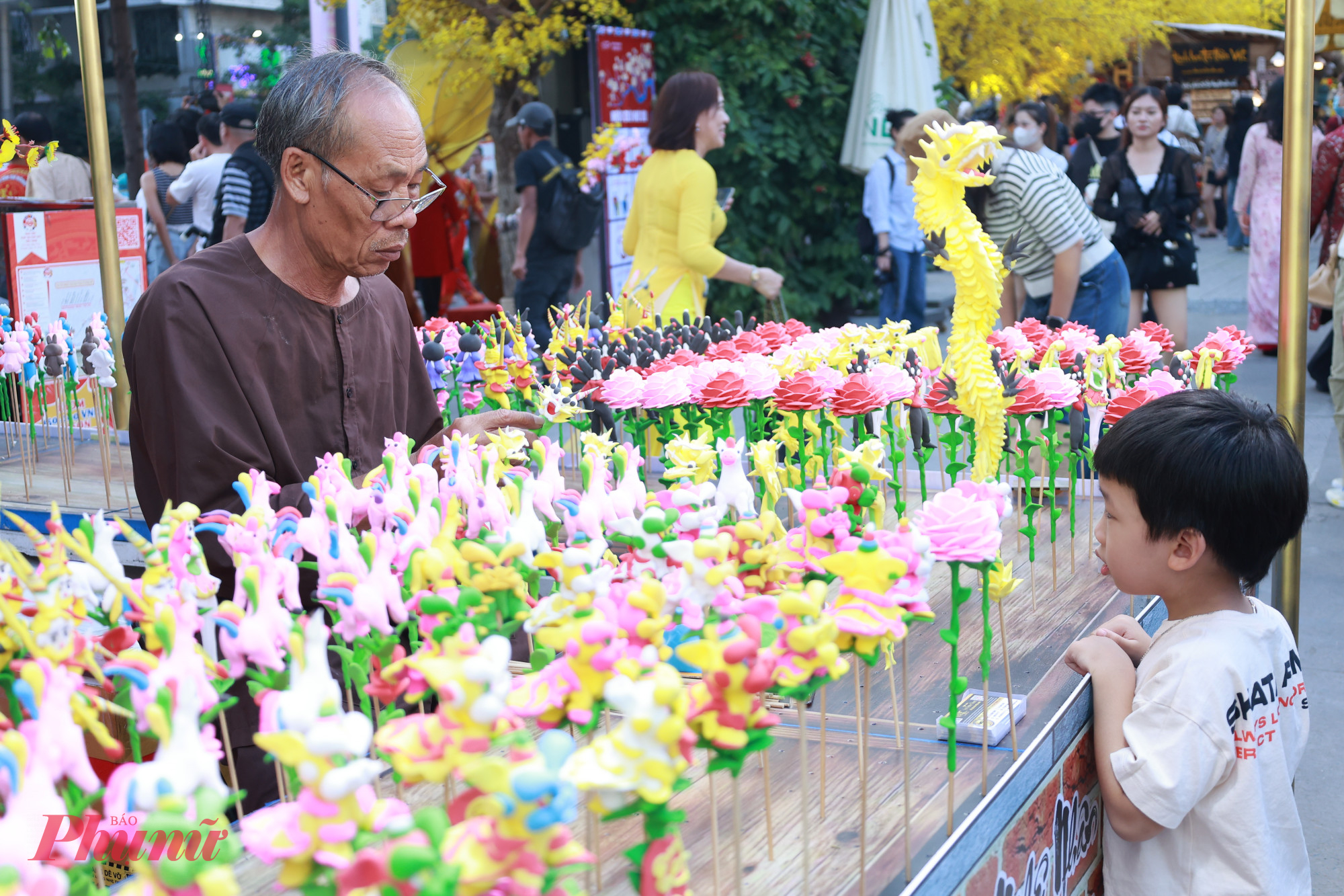 Nghệ nhân Lê Xuân Tùng từng xác lập kỷ lục Việt Nam dùng bột tò he kết hợp với xích và ốc vít để biểu diễn vẽ tranh trên sân khấu