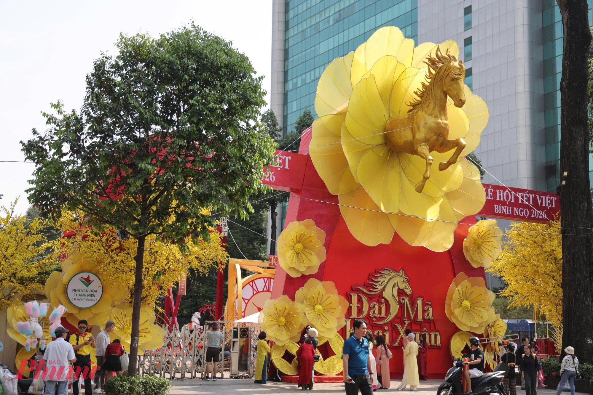 Điểm nhấn mới của lễ hội năm nay là không gian “Rạng rỡ hôm nay”, được thể hiện qua triển lãm nghệ thuật “Đại mã khai Xuân”. Lấy hình tượng ngựa - linh vật của Tết Bính Ngọ 2026 làm cảm hứng trung tâm, triển lãm.