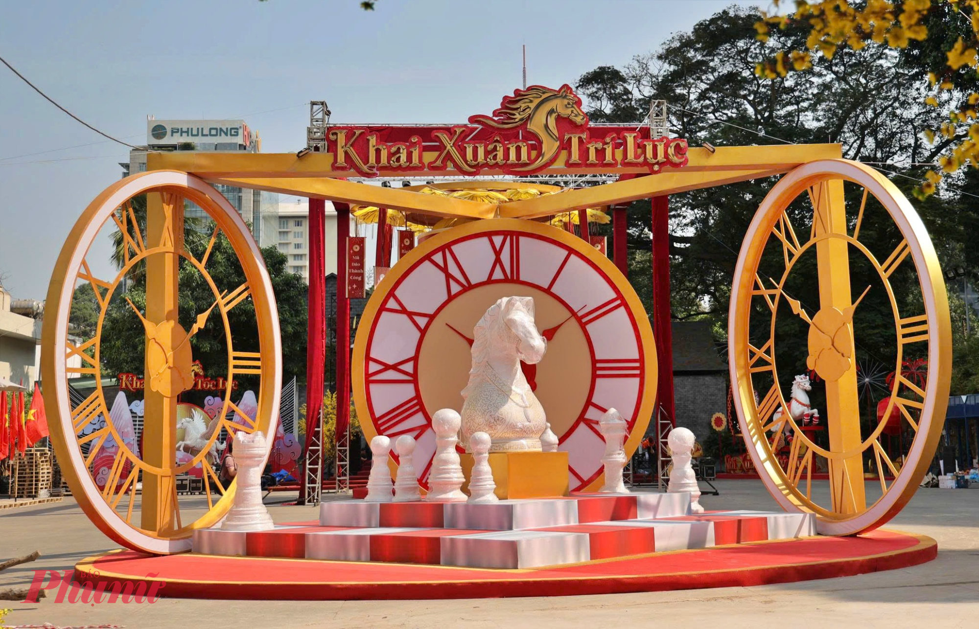 Tiểu cảnh đồng hồ la mã với bàn cờ vua tại Lễ hội Tết Việt 2026 được đặt khu trung tâm. 