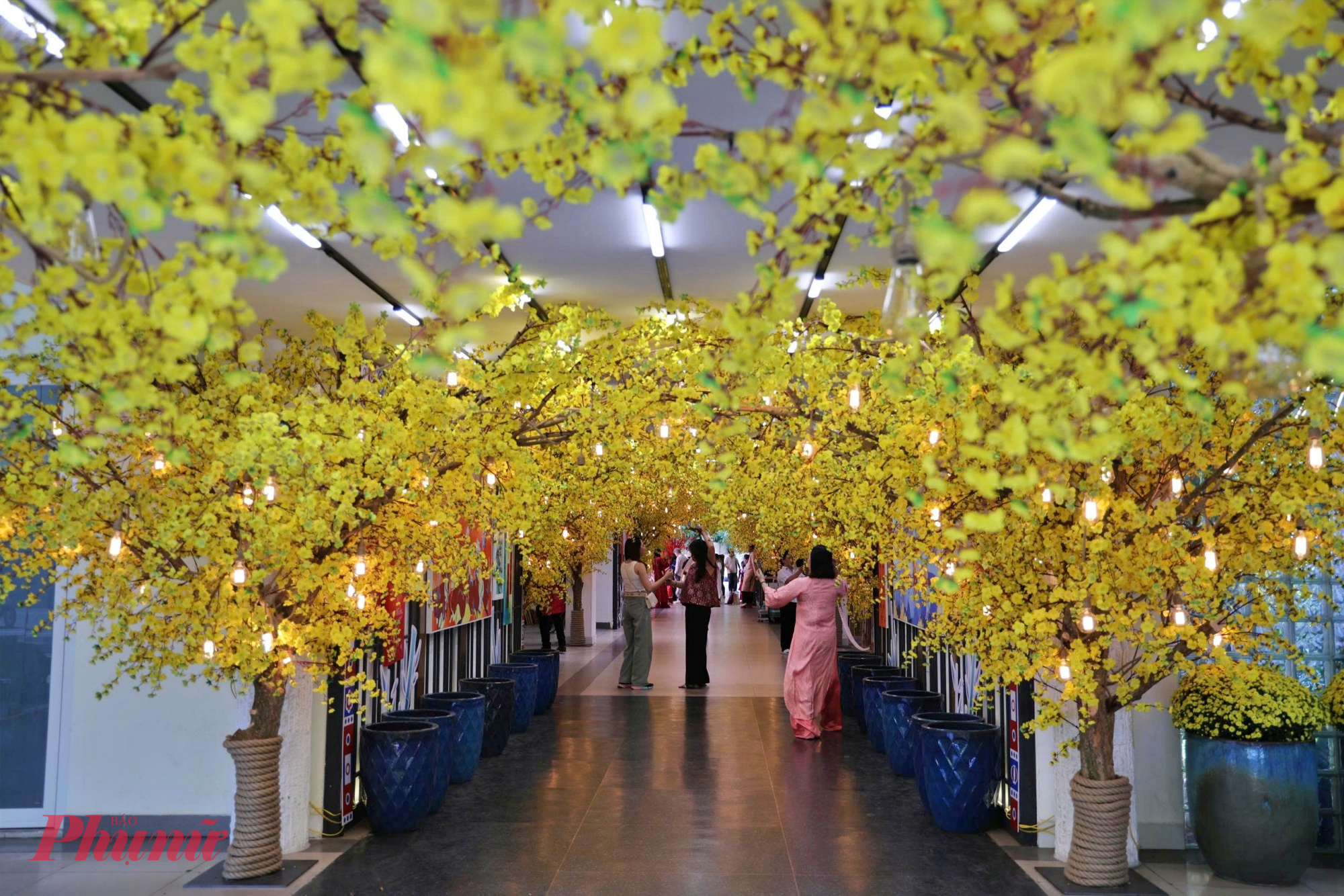 Bên cạnh hình tượng ngựa phi ra từ hoa mai, Lễ hội Tết Việt 2026 vẫn còn những không gian quen thuộc làm nên “hồn Tết Việt” như phố Ông đồ, đường hoa mai, cây nêu ngày Tết, bếp xuân, luống hoa, ụ rơm vàng. 