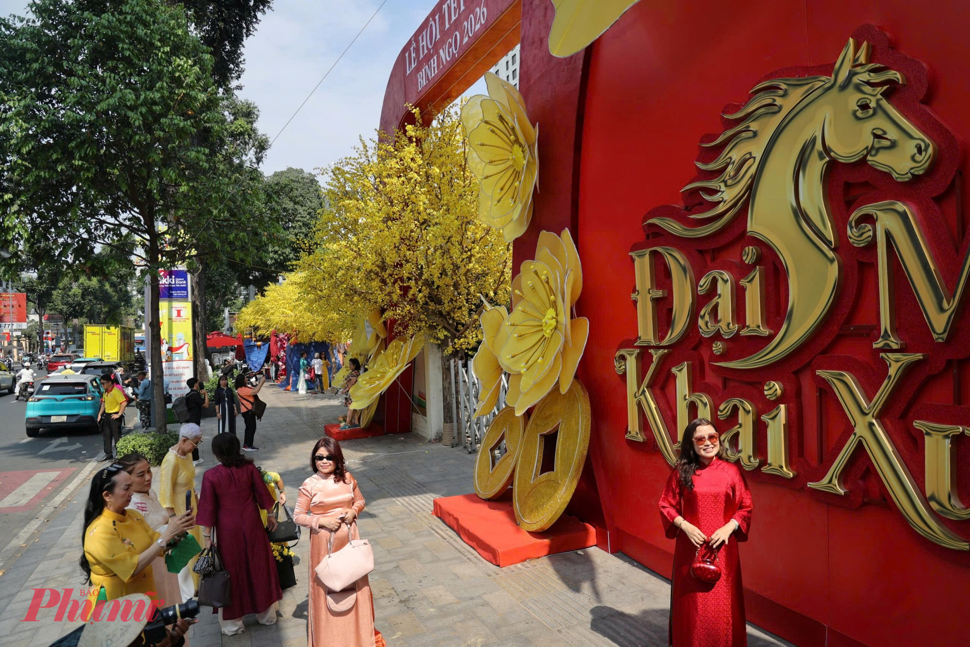 Nhiều du khách check in dưới hình tượng ngựa phi ra từ hoa mai.