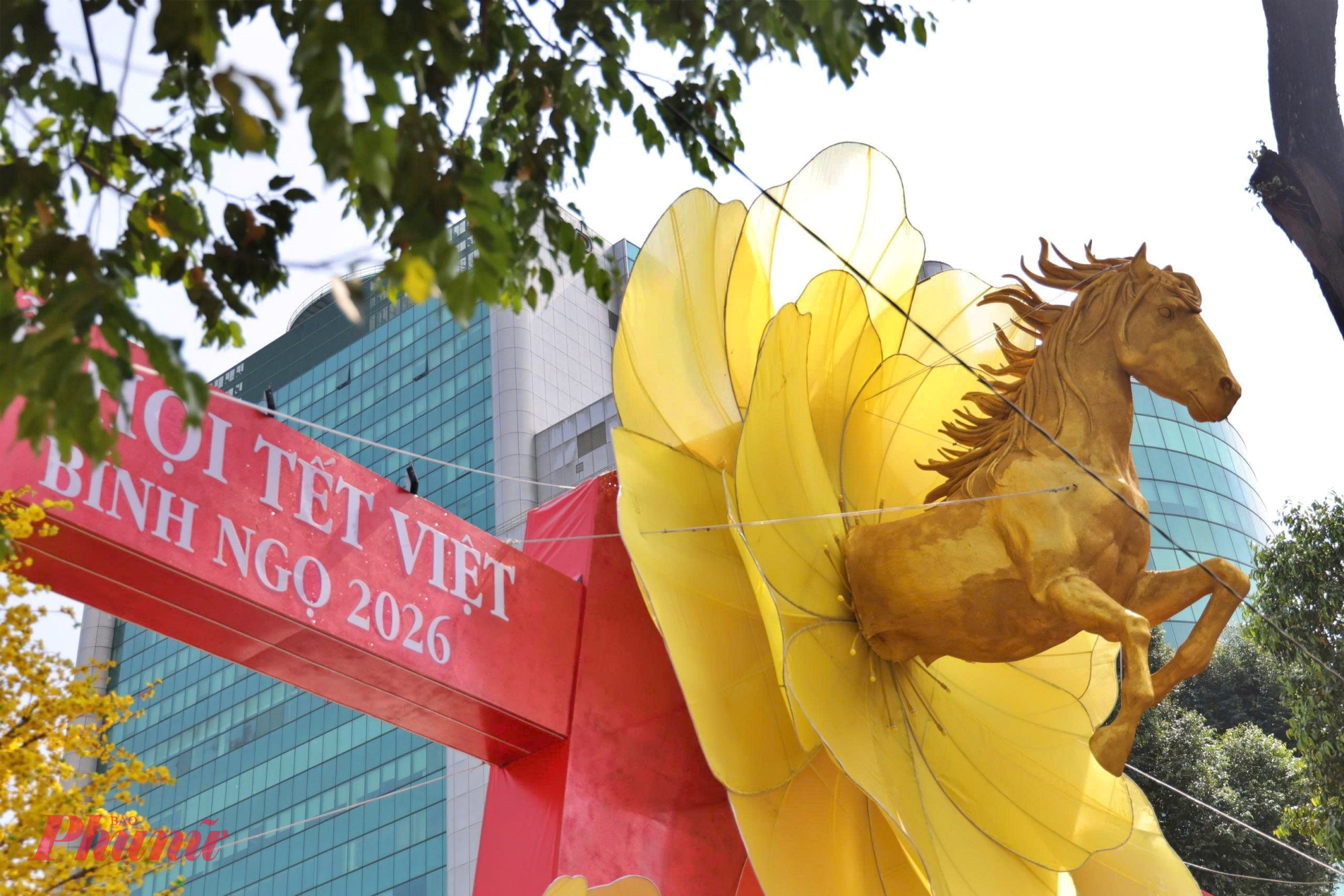 Tiểu cảnh ngựa phi ra từ hoa mai khổng lồ khắc họa tinh thần chuyển động, khát vọng bứt phá và niềm tin vào một khởi đầu mới, hòa quyện giữa nghệ thuật sắp đặt hiện đại và chiều sâu văn hóa dân gian.