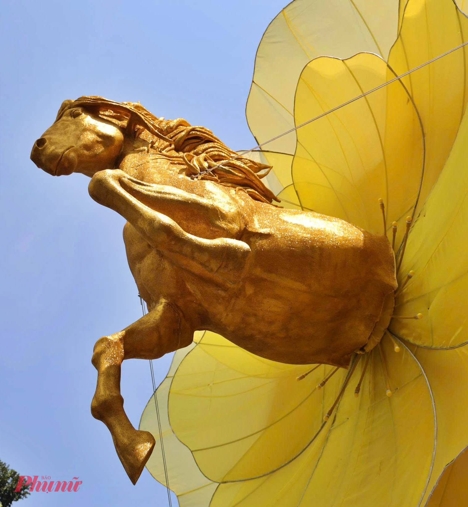 Mỗi năm Lễ hội Tết Việt đều có những điểm nhấn riêng, năm nay hình tượng ngựa phi ra từ hoa mai thể hiện sự sáng tạo độc đáo khiến nhiều người thích thú.