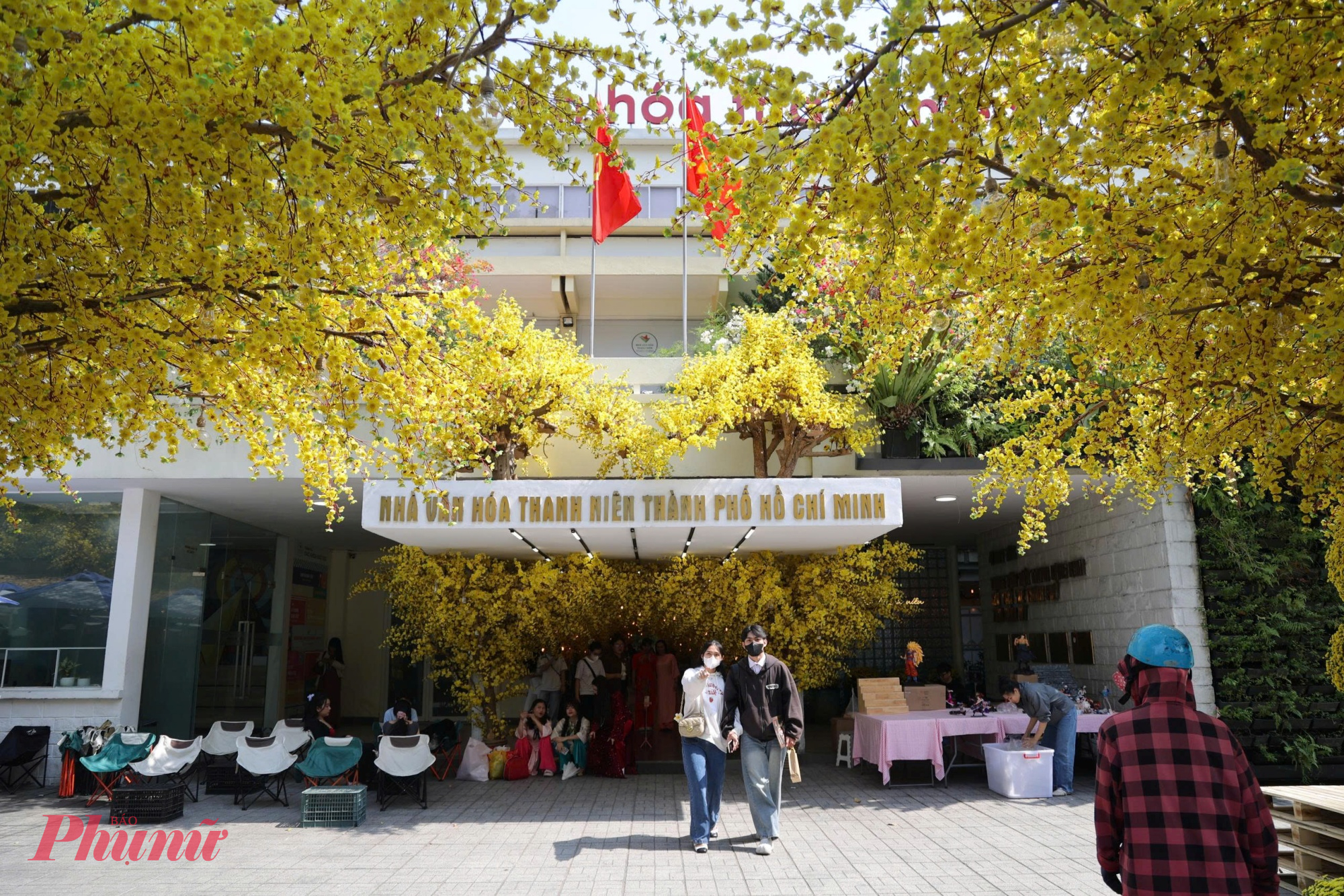 Trải qua 18 năm tổ chức, Lễ hội Tết Việt tại TPHCM là hoạt động văn hóa thường niên do Nhà Văn hóa Thanh niên thực hiện đã trở thành điểm hẹn quen thuộc mỗi dịp xuân về, thu hút hàng trăm nghìn lượt người dân và du khách đến tham quan, “check in”.