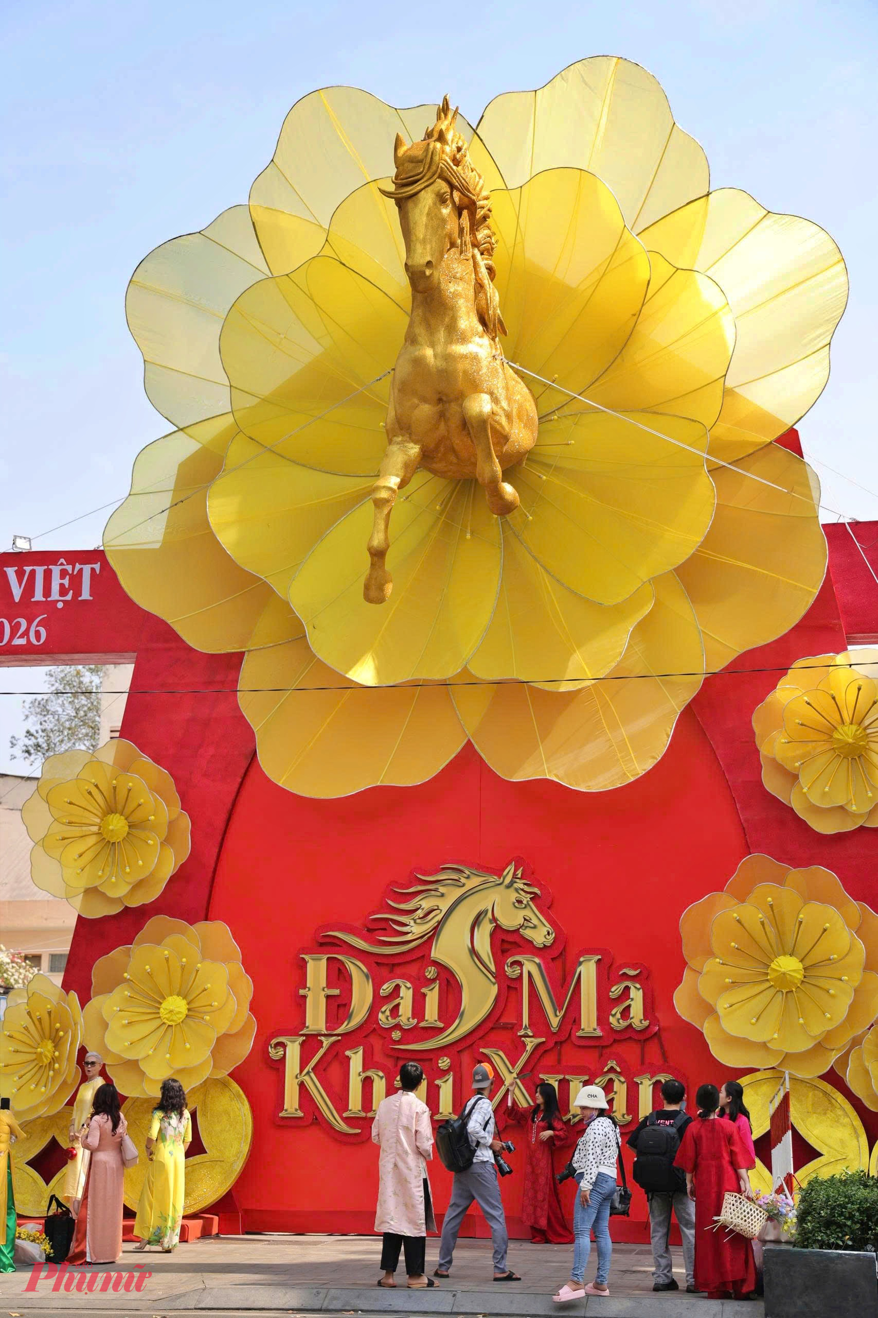 Hình tượng ngựa phi ra từ hoa mai là địa điểm hot nhất lễ hội Tết năm nay.