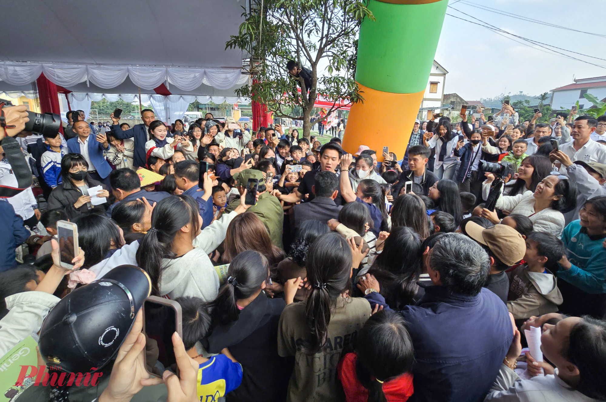 Đình Bắc được vây kín trong bữa tiệc tri ân làng xóm và người hâm mộ ở quê nhà