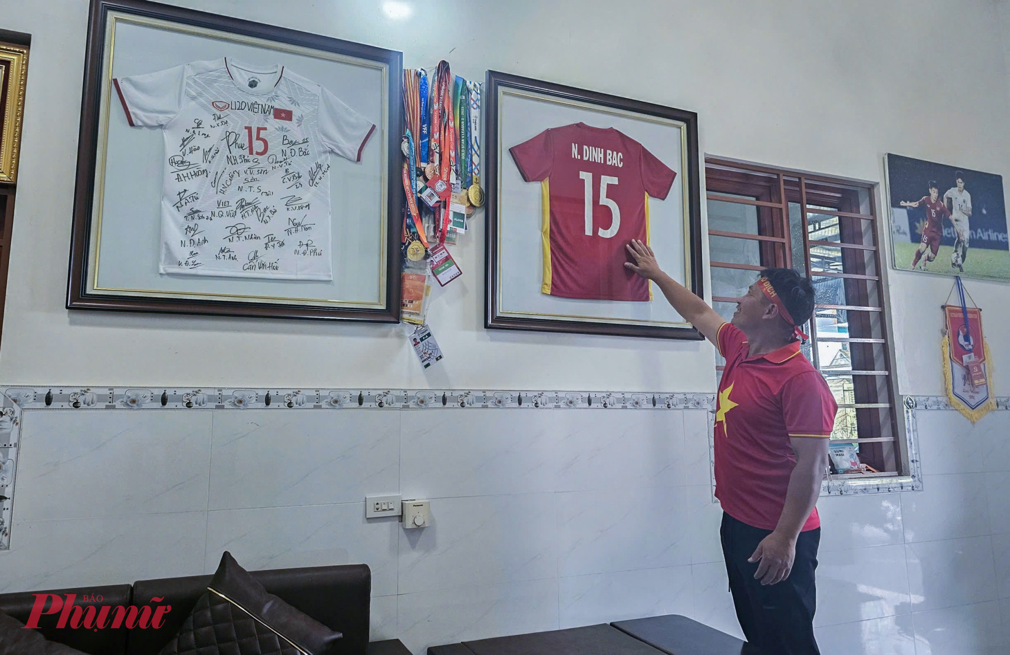 Kỷ vật của Đình Bắc được treo ở nơi trang trọng nhất trong nhà