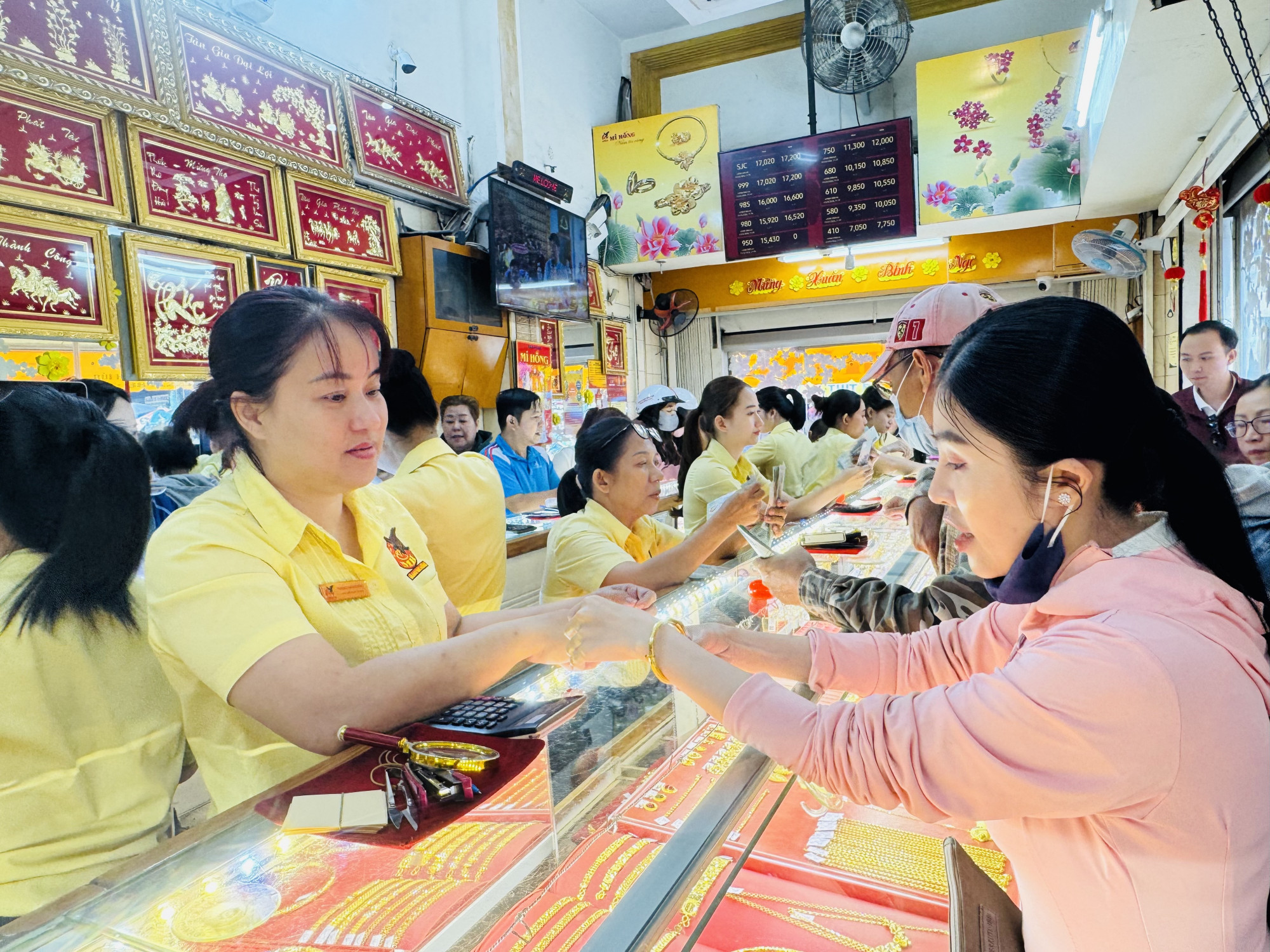 Sáng nay giá vàng tiếp tục lao dốc - Ảnh: Thanh Hoa