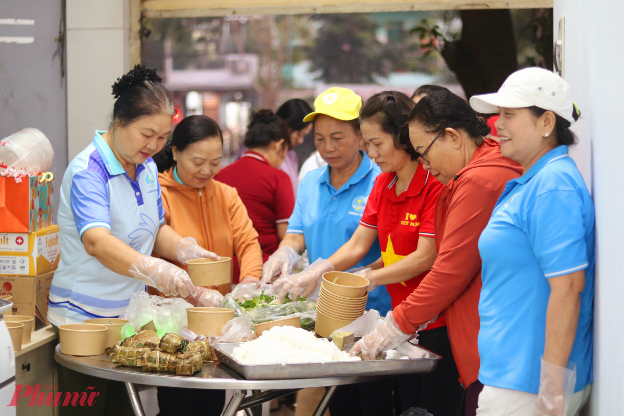 Cán bộ, hội viên phụ nữ phường Tân Tạo cùng góp sức chuẩn bị bữa sáng tặng người lao động - Ảnh: Mẫn Nhi