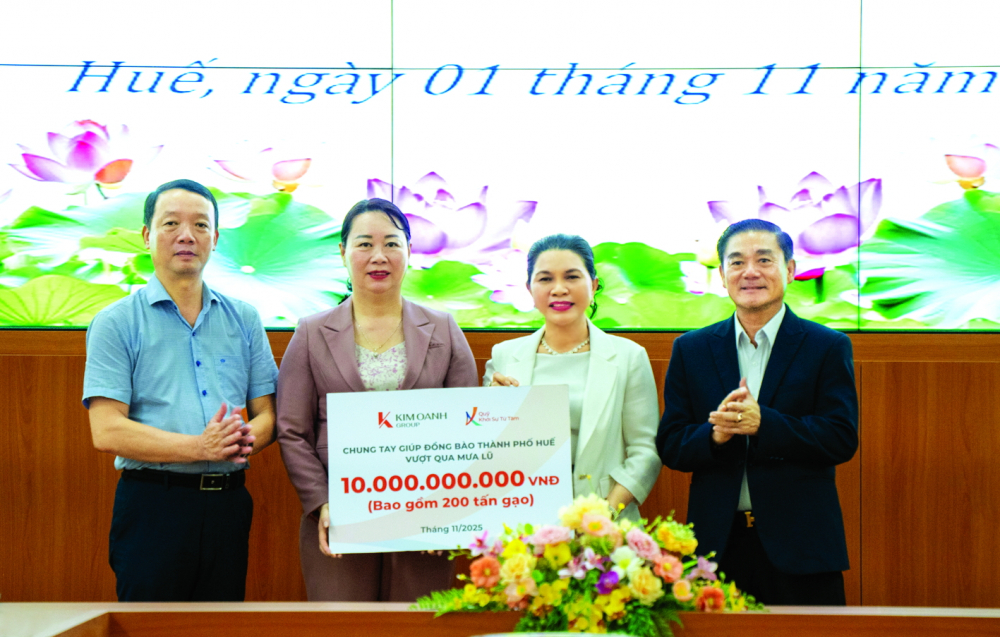 Doanh nhân Đặng Thị Kim Oanh - Chủ tịch Hội đồng quản trị Kim Oanh Group: “Cây có gốc, người có cội” Vợ chồng doanh nhân Đặng Thị Kim Oanh trao tặng 10 tỉ đồng hỗ trợ đồng bào bị ảnh hưởng bởi lũ lụt tại Huế