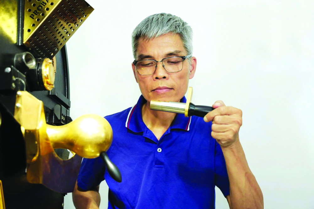 Những giọt mật vàng nhà Giang Anh Đặng Thế Giang miệt mài nghiên cứu để cho ra những sản phẩm chất lượng