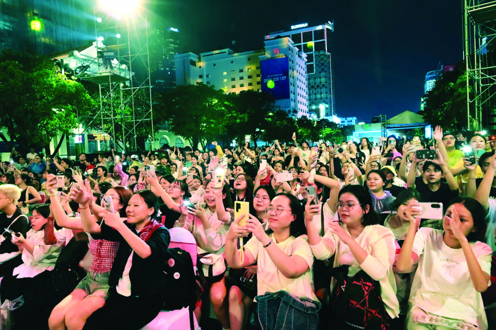 Khán giả hào hứng với các hoạt động của Liên hoan phim Việt Nam lần thứ 24.  Chưa bao giờ liên hoan phim đến gần với công chúng yêu điện ảnh như vậy - ẢNH: HỒNG NGA