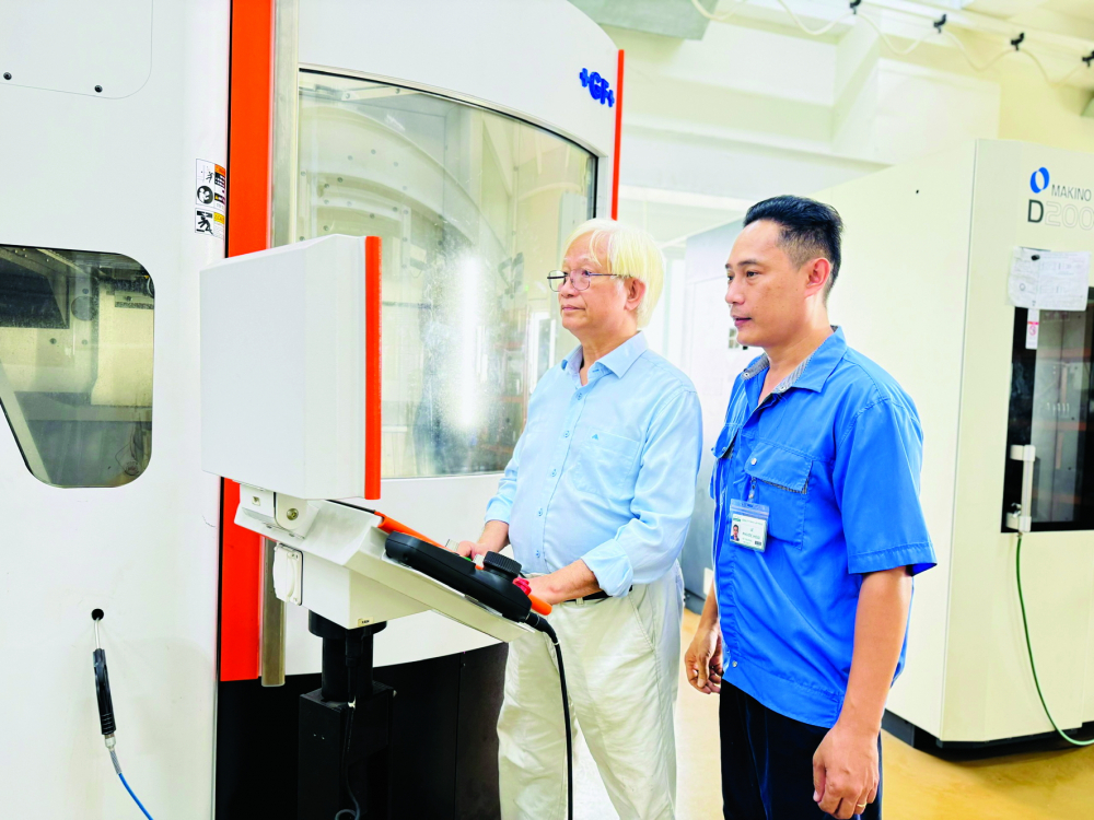 Dấu ấn trí tuệ và bản sắc Việt trong hành trình toàn cầu hóa Theo ông Nguyễn Văn Trí (bên trái), “Made by Vietnam” không nhất thiết phải xuất hiện trên kệ hàng thế giới, nó có thể chỉ là một chiếc khuôn với độ chính xác tuyệt đối, một con chip, một linh kiện bên trong những sản phẩm công nghệ cao