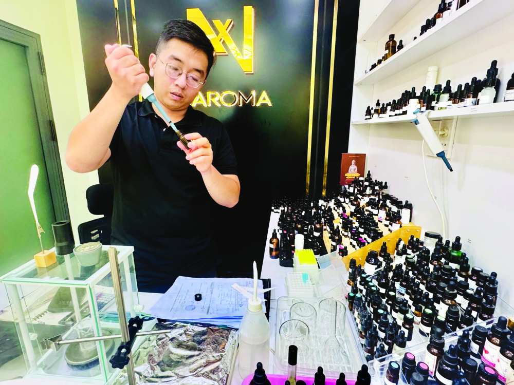 Dấu ấn trí tuệ và bản sắc Việt trong hành trình toàn cầu hóa Chàng trai Phạm Kim Quốc Cường - người sáng lập thương hiệu nước hoa Naroma - không chỉ kể chuyện vùng miền bằng mùi hương mà còn chinh phục tín đồ nước hoa bằng sức mạnh của tri thức