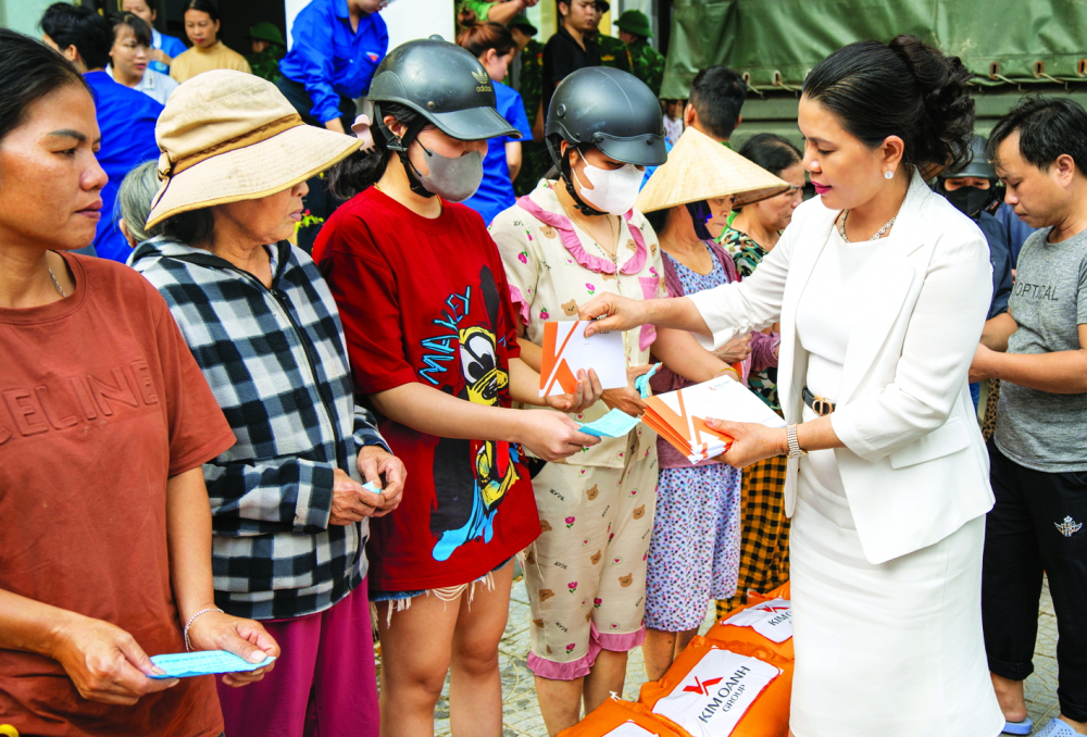 Doanh nhân Đặng Thị Kim Oanh - Chủ tịch Hội đồng quản trị Kim Oanh Group: “Cây có gốc, người có cội” Bà Đặng Thị Kim Oanh tặng gạo và tiền mặt cho người dân tại phường An Cựu, TP Huế sau lũ lụt