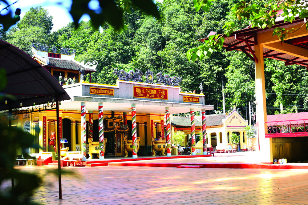 Một góc đình Phong Phú (phường Tăng Nhơn Phú, TPHCM) ngày cuối năm