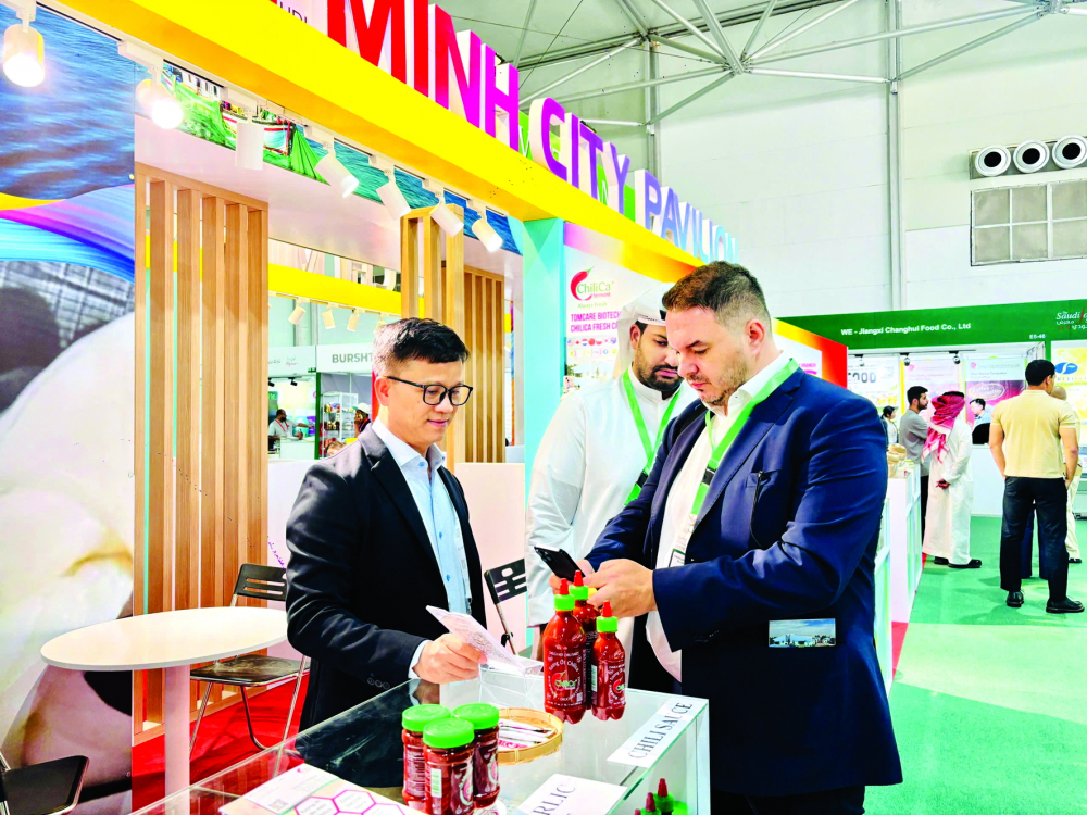 Dấu ấn trí tuệ và bản sắc Việt trong hành trình toàn cầu hóa Anh Nguyễn Thanh Hiền (bên trái) giới thiệu sản phẩm tương ớt “3 không” với các đối tác quốc tế