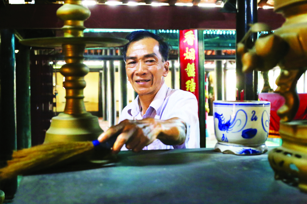 Với ông Sơn, đình Thông Tây Hội (phường Thông Tây Hội, TPHCM) như là nhà, là hơi thở, là một phần không thể thiếu trong đời sống của ông