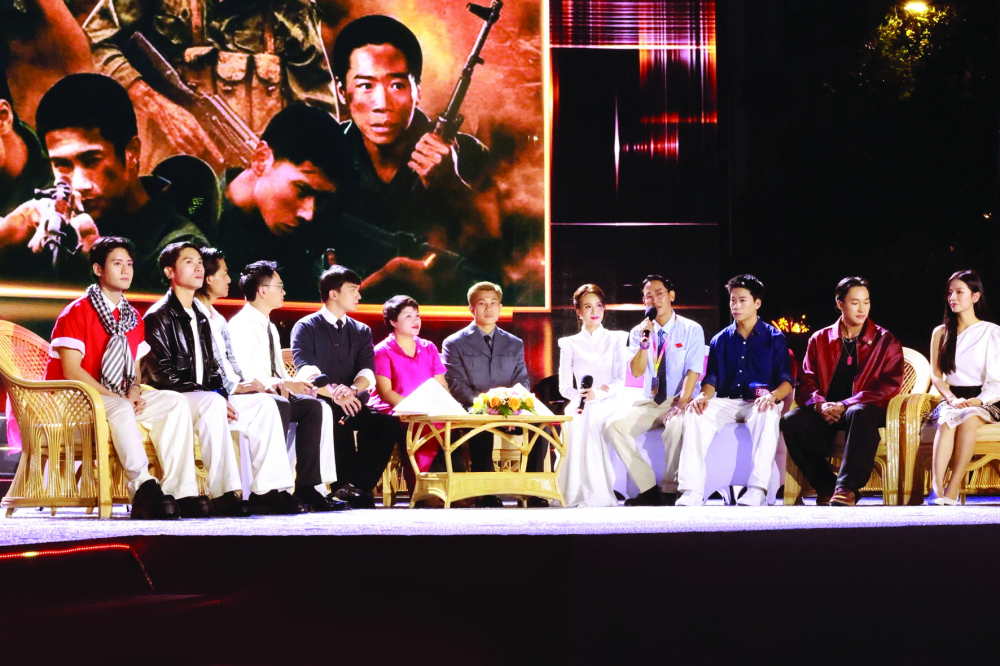 Đoàn làm phim Mưa đỏ giao lưu với khán giả tại chương trình nghệ thuật “Giao lưu đoàn làm phim, diễn viên điện ảnh và biểu diễn âm nhạc trong phim” thuộc khuôn khổ Liên hoan phim Việt Nam lần thứ 24 diễn ra tại TPHCM  vào tháng 11/2025 - ẢNH: HỒNG NGA
