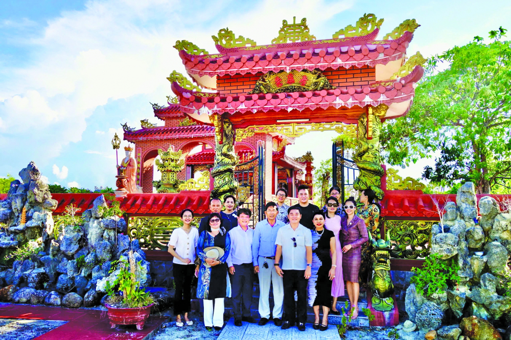 Doanh nhân Đặng Thị Kim Oanh - Chủ tịch Hội đồng quản trị Kim Oanh Group: “Cây có gốc, người có cội” Vợ chồng doanh nhân Đặng Thị Kim Oanh (hàng đầu, thứ nhất và thứ hai từ phải sang) trong một chuyến về quê thăm gia đình và dâng hương ông bà tổ tiên