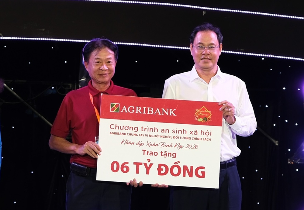 Ông Phạm Trung Kiên - Phó trưởng Văn phòng đại diện Agribank khu vực miền Nam trao bảng tượng trưng tặng kinh phí an sinh xã hội trên địa bàn TPHCM nhân dịp Tết Ất Tỵ 2025 - Ảnh: Agribank
