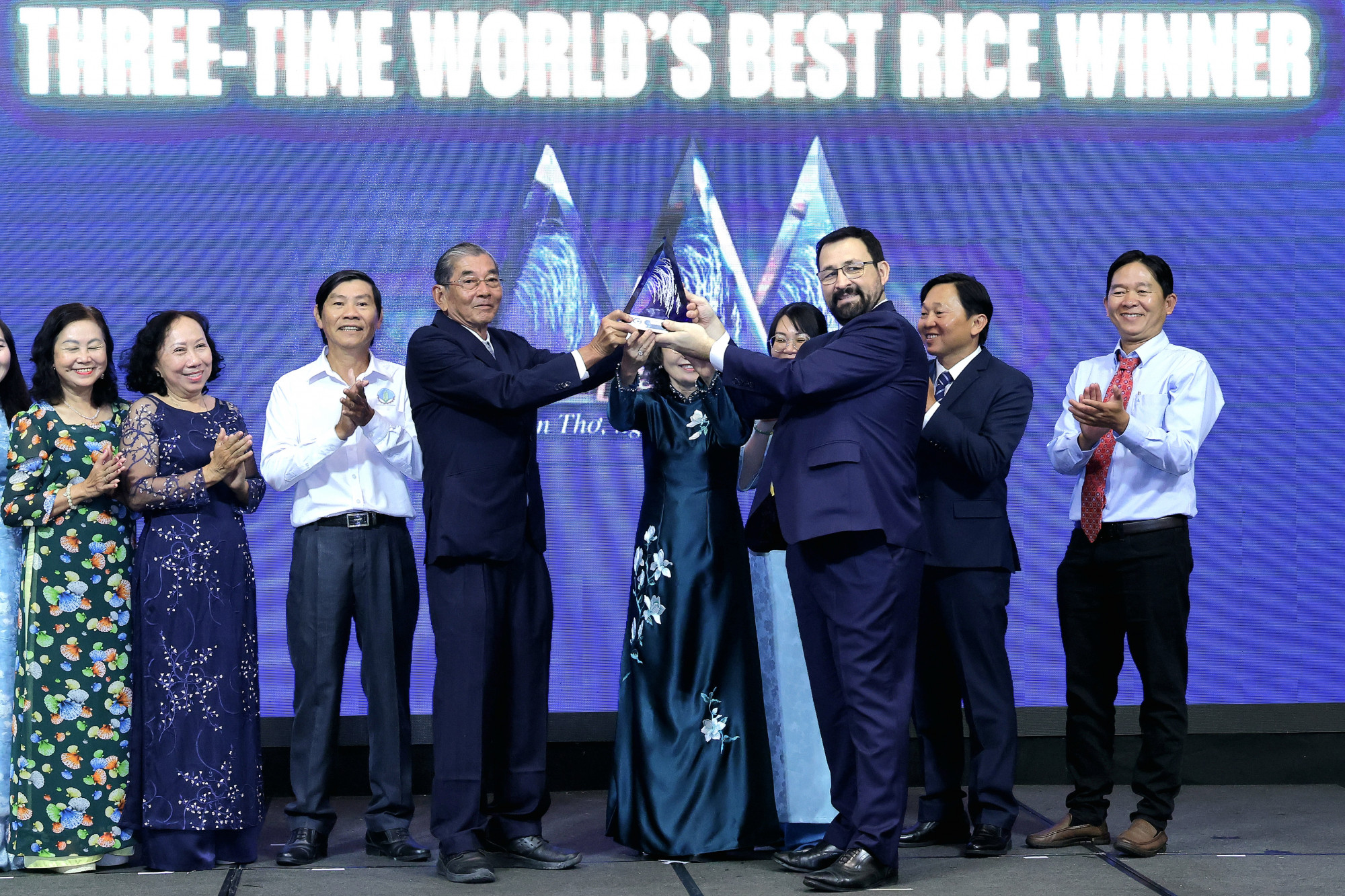 Kỹ sư Hồ Quang Cua nhận Cúp “Gạo ngon nhất thế giới năm 2025”