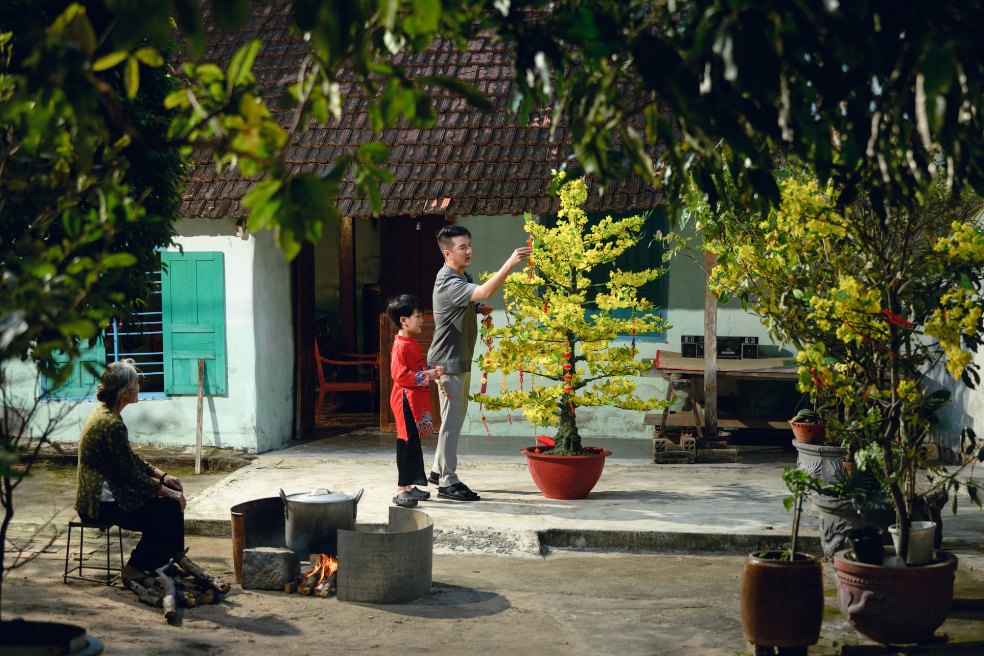 Ca sĩ Đàm Vĩnh Hưng, con trai Polo Huỳnh và nghệ sĩ Thanh Hiền trong MV mới