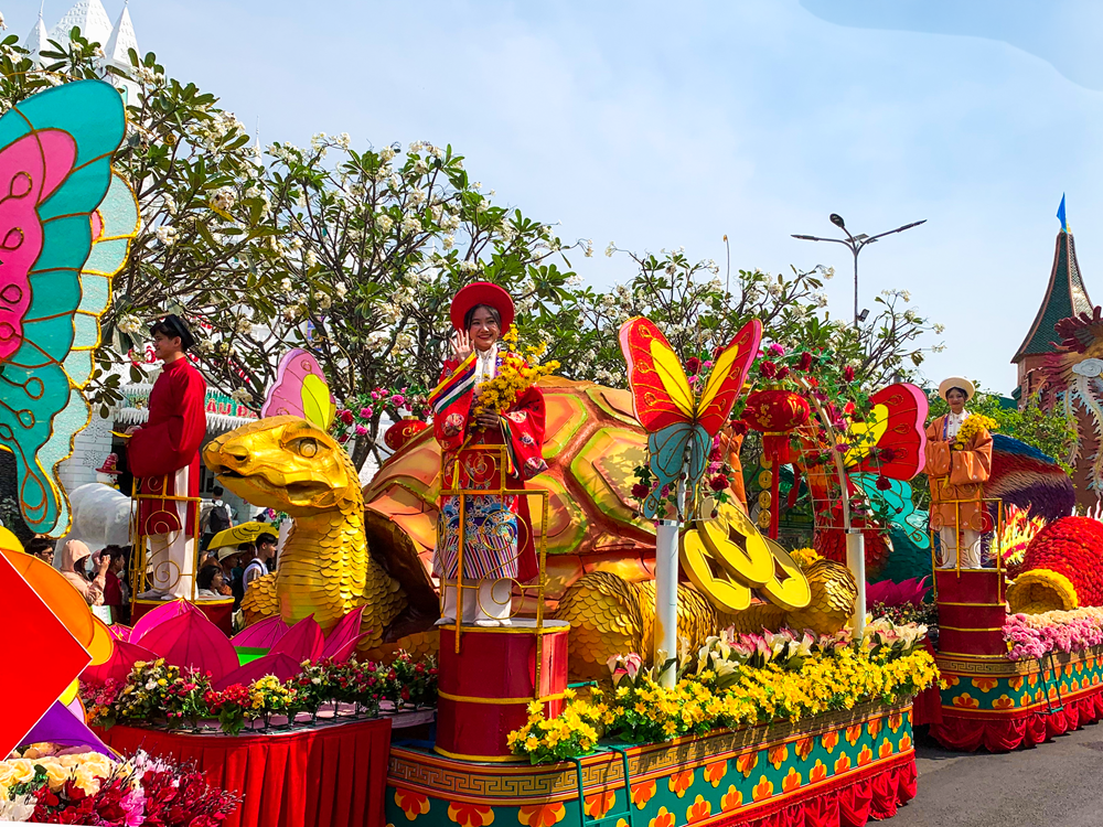 Show diễu hành mang đến trải nghiệm lễ hội sống động, đầy cảm xúc - Ảnh: Suối Tiên