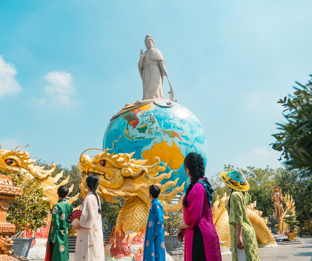 Quảng trường Phật Địa Mẫu - Địa điểm check-in đậm chất văn hóa tâm linh tại Suối Tiên - Ảnh: Suối Tiên