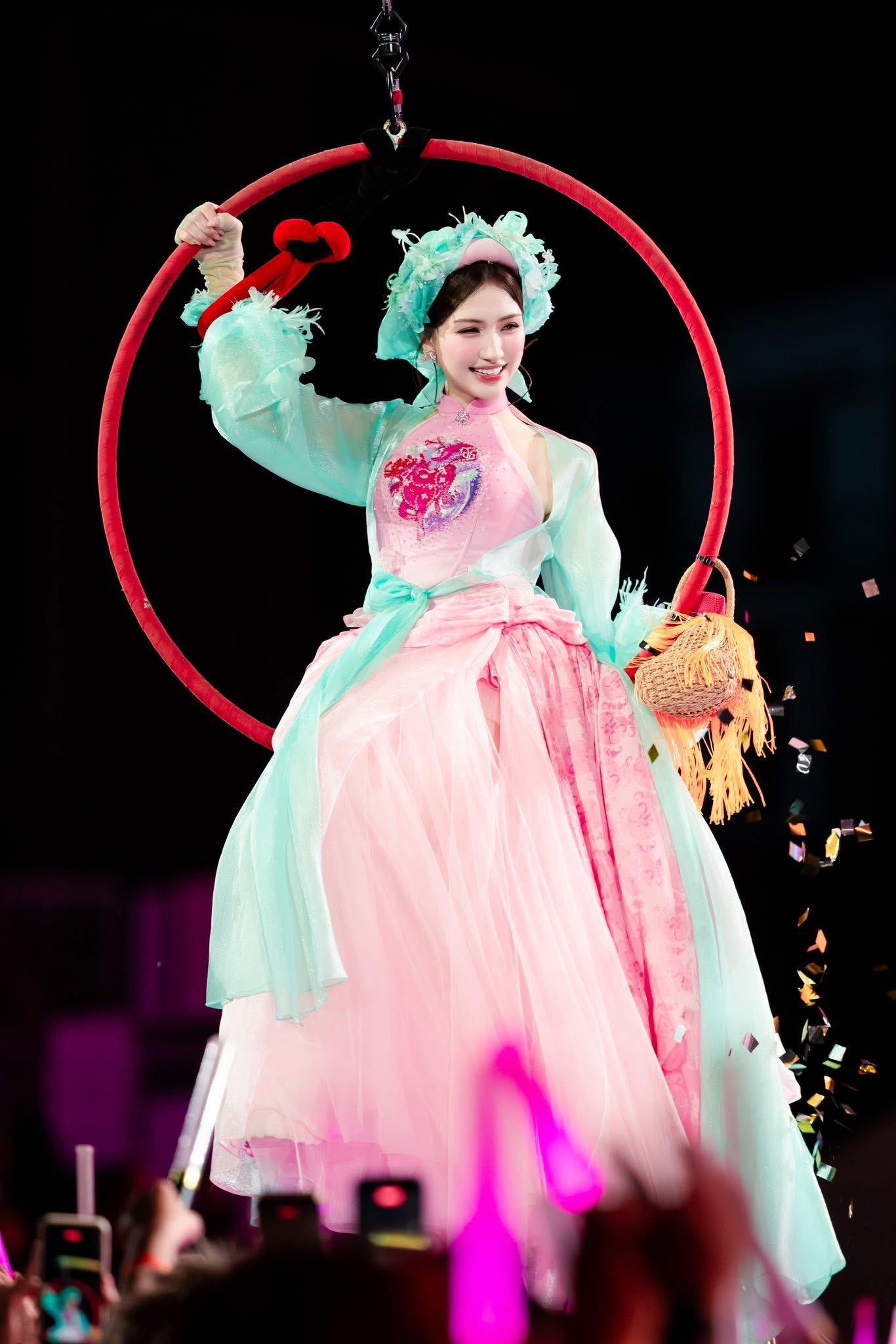 Lối trang điểm thiên về vẻ ngọt ngào, làn da sáng mịn, má hồng nhẹ, môi hồng tươi và ánh mắt được kẻ tinh tế, làm nổi bật nụ cười rạng rỡ, mang lại cảm giác vừa dịu dàng vừa cuốn hút trên sân khấu.