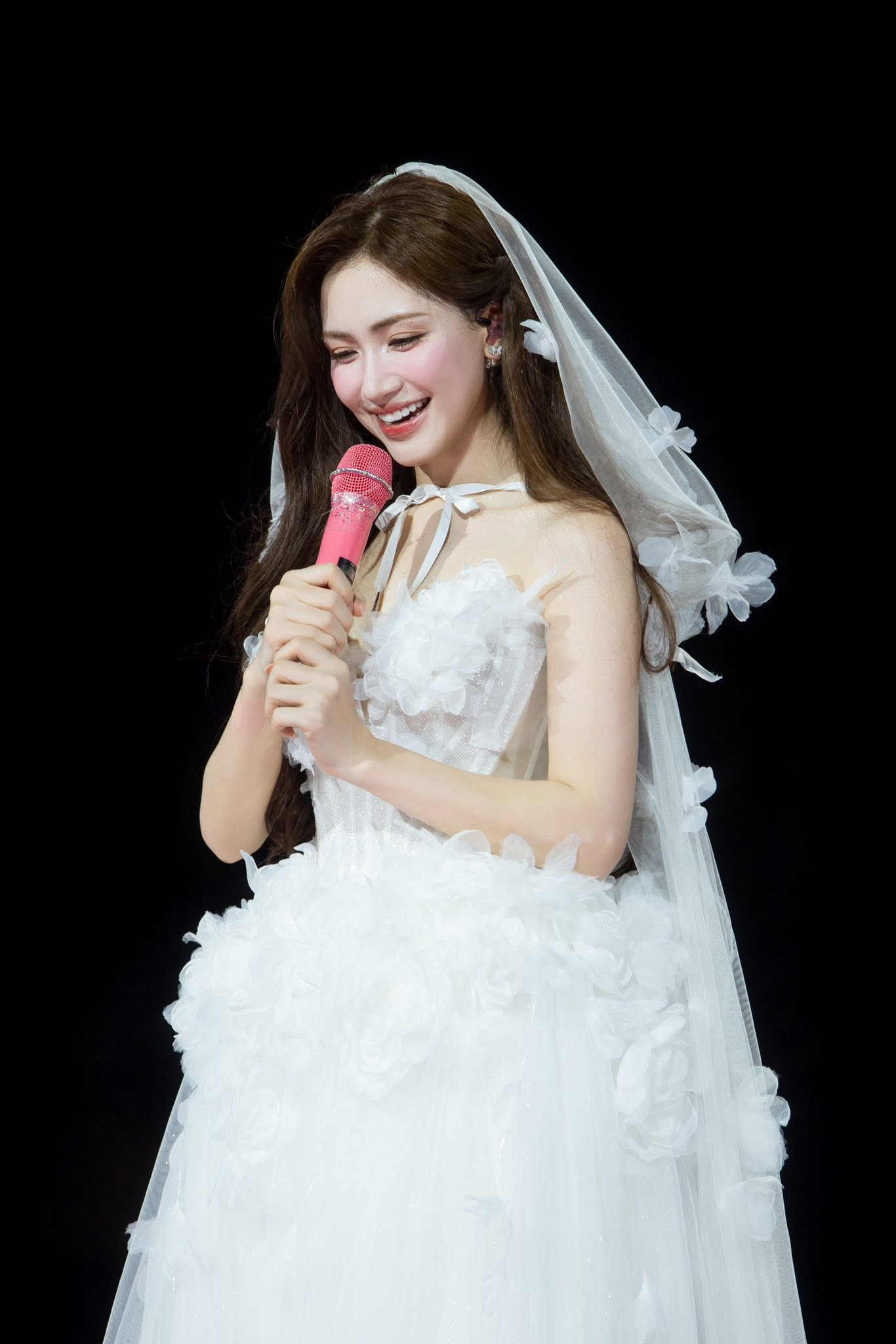 Hòa Minzy theo đuổi phong cách tự nhiên với làn da căng mịn, tông hồng nhẹ, đôi môi hồng ngọt và ánh mắt được nhấn vừa phải, giúp tổng thể trở nên thanh thoát, tinh khôi nhưng vẫn toát lên thần thái rạng rỡ trên sân khấu.