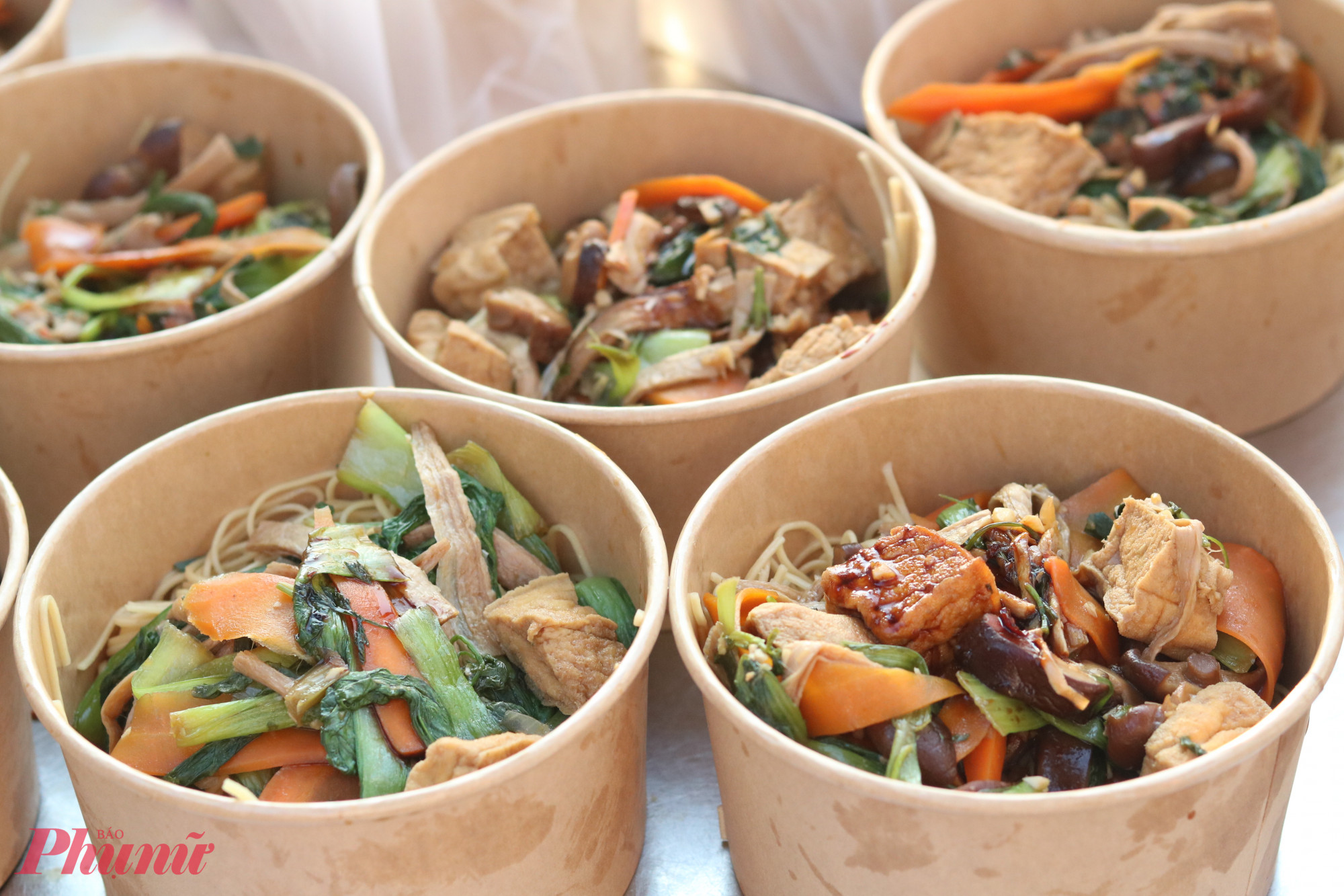 Trong ngày 2/2, “bếp xanh” của hội chuẩn bị các hộp bánh ướt, mì xào, nui xào để trao đến người cần - Ảnh: Mẫn Nhi