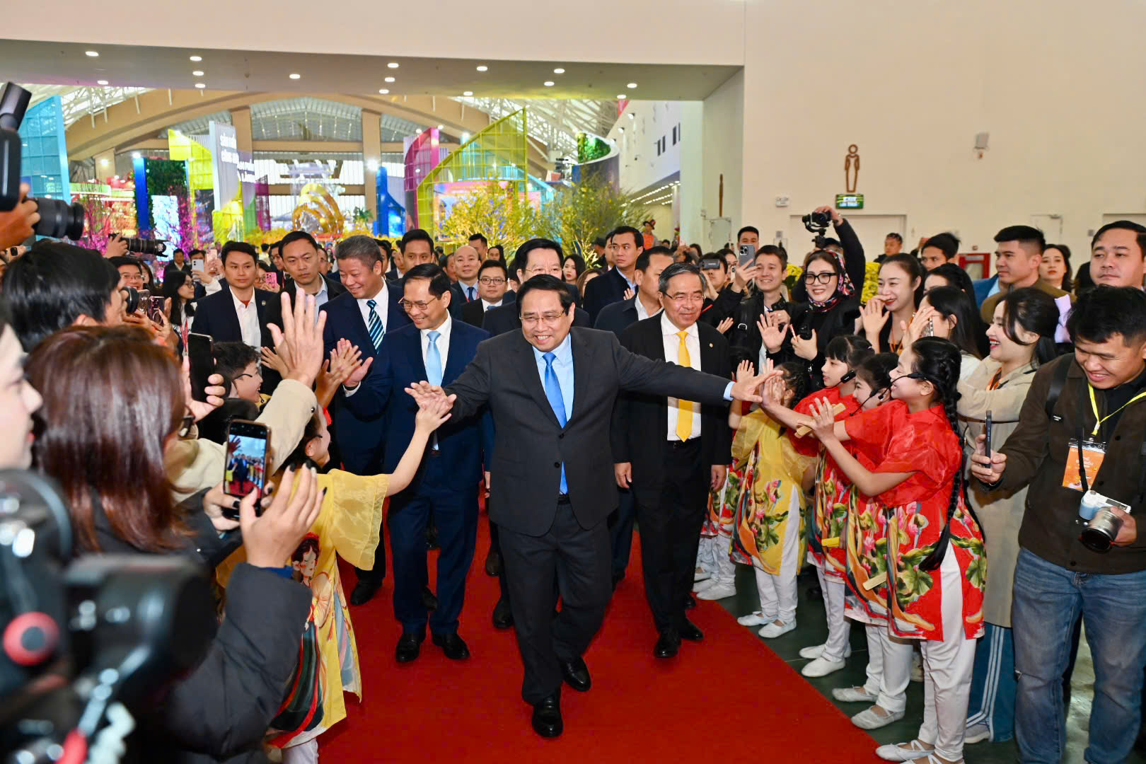 Thủ tướng Chính phủ Phạm Minh Chính ùng các đại biểu tới dự Lễ khai mạc Hội chợ Mùa Xuân năm 2026. Ảnh: Ban tổ chức