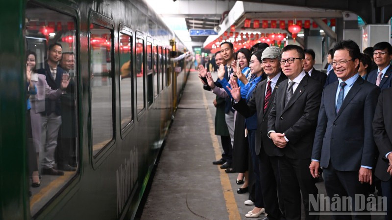 Chuyến tàu hạnh phúc chính thức khởi hành từ ga Hà Nội vào sáng 2/2. (Ảnh: THÀNH ĐẠT)