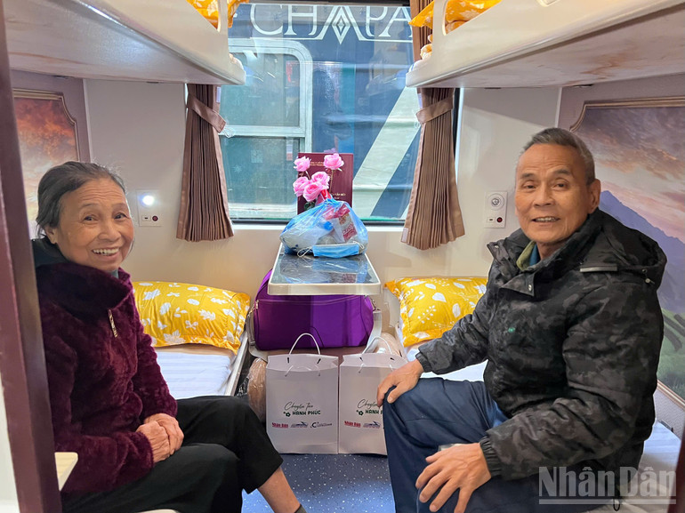 Vợ chồng ông Nguyễn Văn Hùng không giấu nổi niềm vui và xúc động khi được về quê đón Tết trên Chuyến tàu hạnh phúc. (Ảnh: YẾN PHƯƠNG)