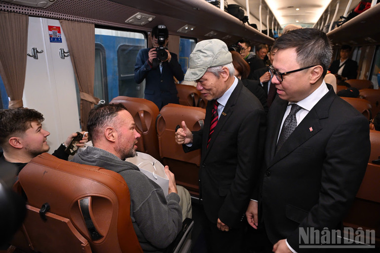 Các hành khách được nhận những phần quà đầy ý nghĩa trên Chuyến tàu hạnh phúc.