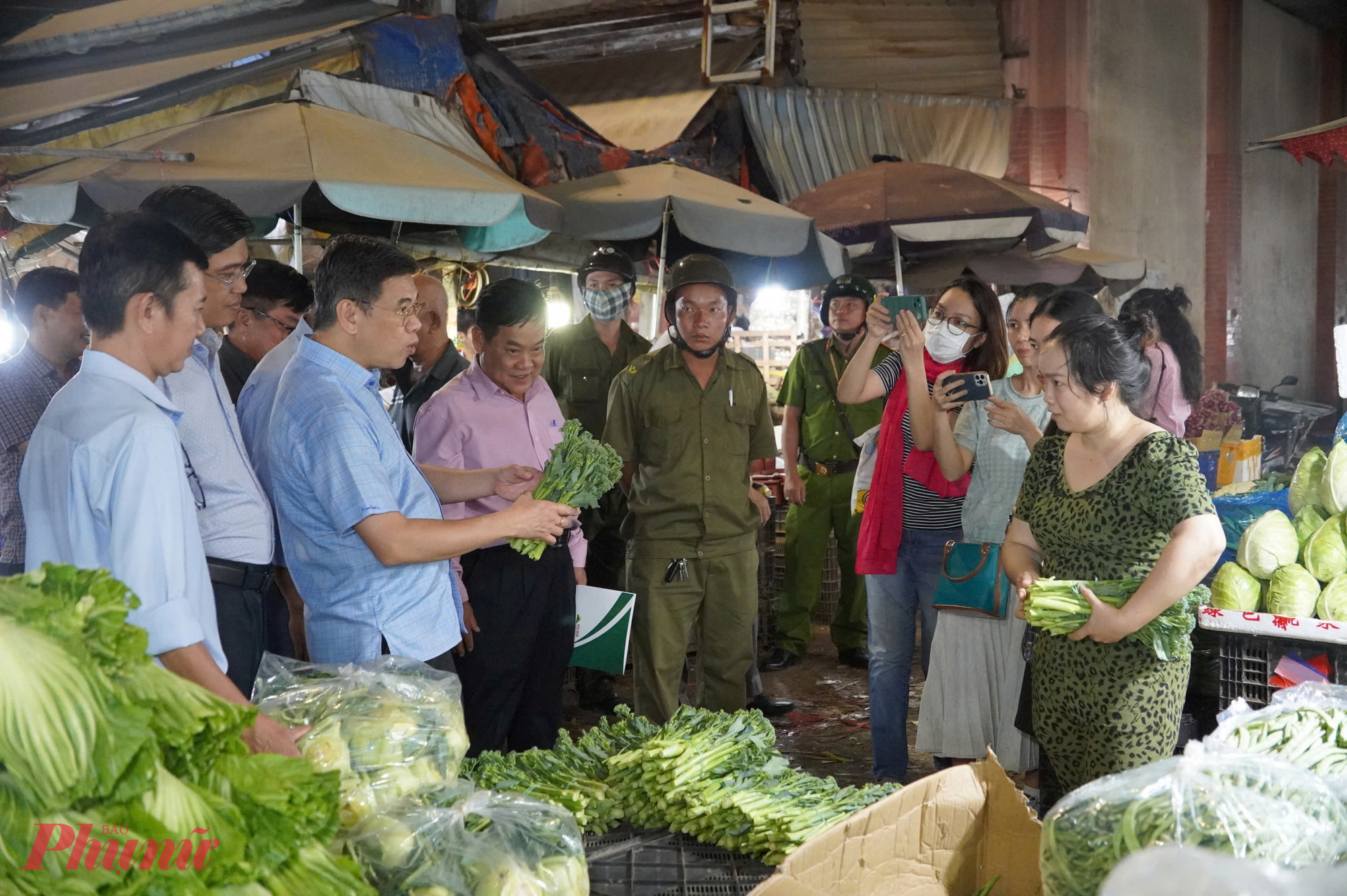 Đoàn công tác của UBND thành phố đã đến kiểm tra tại chợ đầu mối nông sản Thủ Đức 