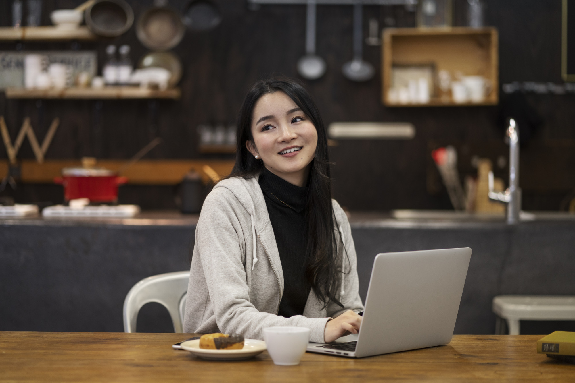 Tuổi 30 không yêu cầu ta phải trở thành ai khác, mà là lúc ta hiểu mình rõ hơn trong từng lựa chọn (ảnh: Freepik)