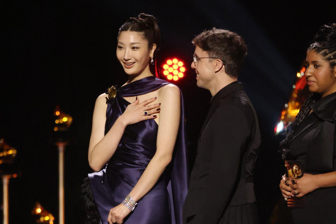 EJAE (bên trái) và Mark Sonnenblick (bên phải) nhận giải Bài hát hay nhất được viết cho phương tiện truyền thông hình ảnh với ca khúc Golden của nhóm KPop Demon Hunters trên sân khấu trong Lễ trao giải GRAMMY lần thứ 68 tại Nhà hát Peacock, ngày 1 tháng 2, ở Los Angeles, California. AFP-Yonhap